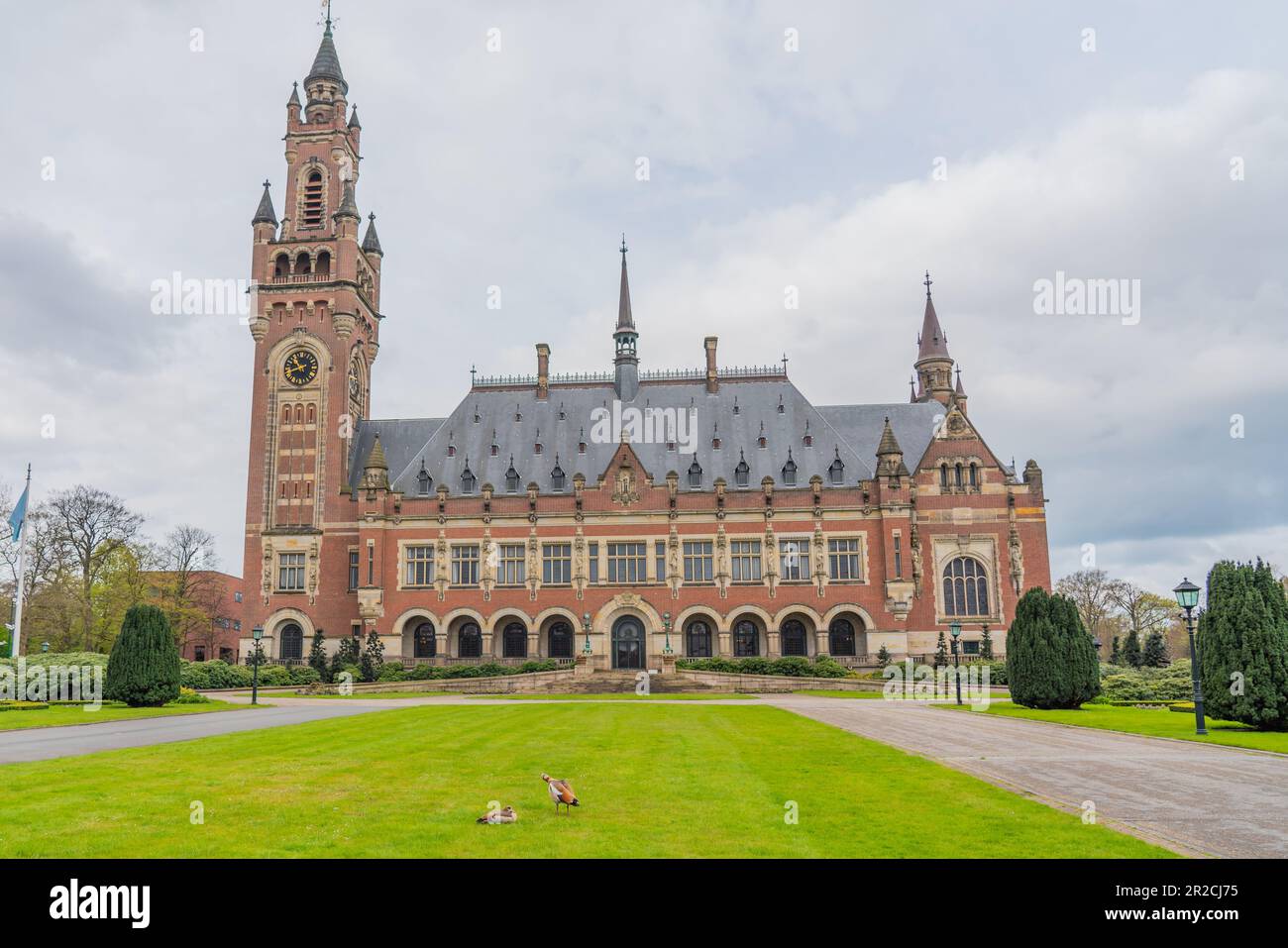 Den Haag, Niederlande - 26. April 2023: Friedenspalast in Den Haag, errichtet von der Carnegie Foundation Stockfoto