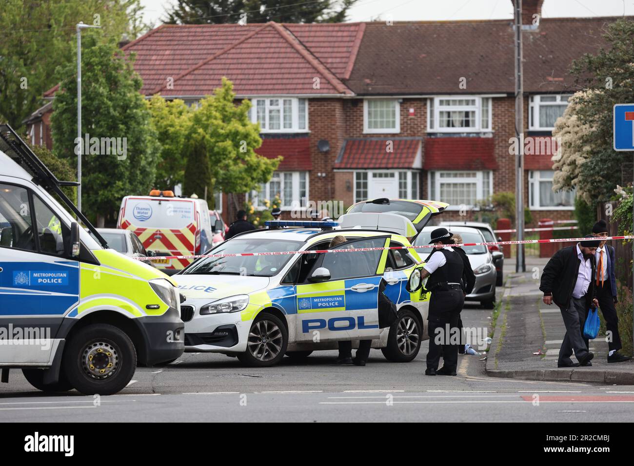 London, Großbritannien. 19. Mai 2023. Die Szene in der Reynolds Road, Hayes, West London, wo ein Mann mit mehreren Stichwunden nach einem Kampf gefunden wurde. Der Mann starb am Tatort. Foto: Ben Cawthra/Sipa USA Kredit: SIPA USA/Alamy Live News Stockfoto