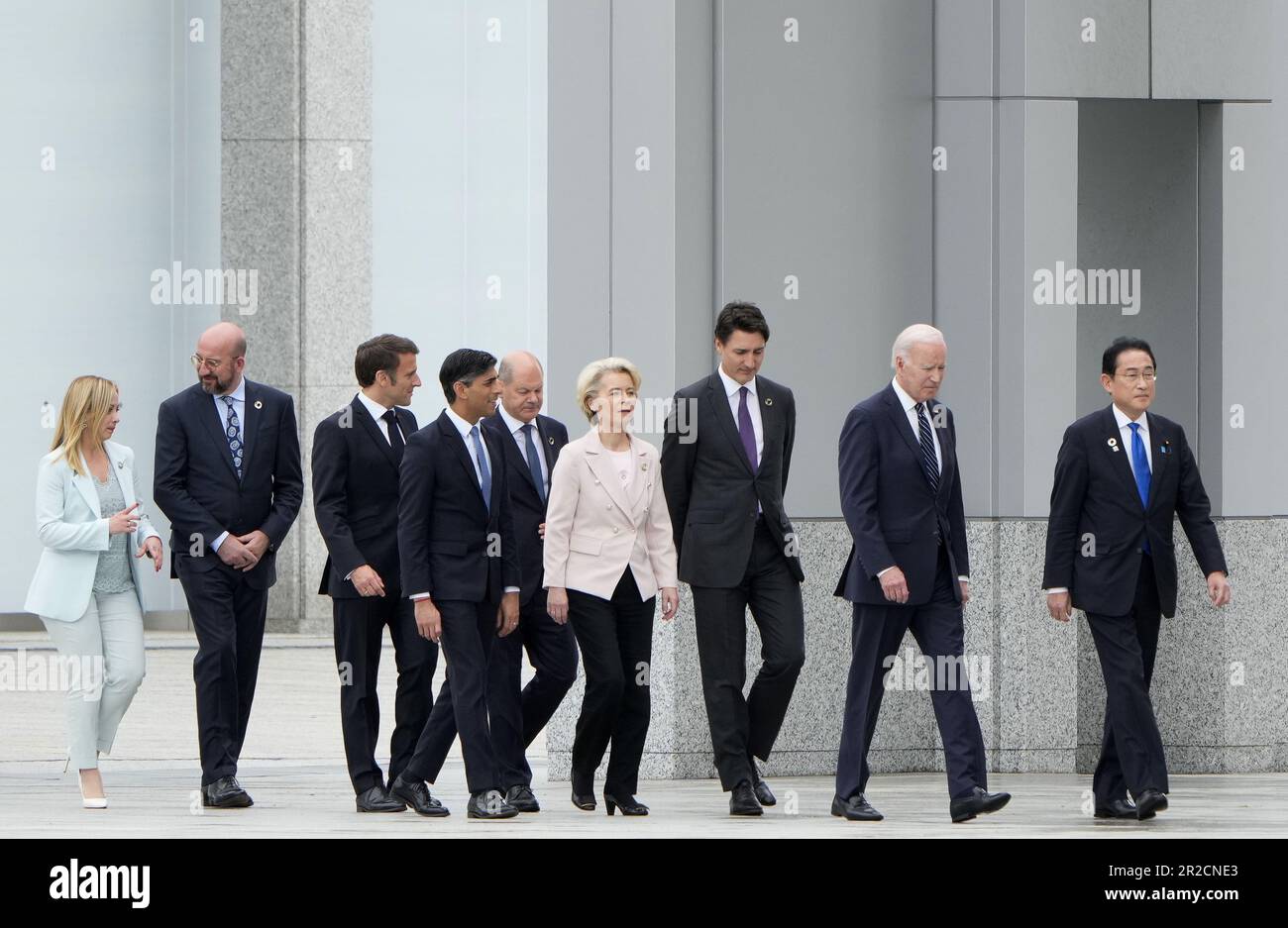 19. Mai 2023, Hiroshima, Japan: (L-R) Italienischer Premierminister Giorgia Meloni, Präsident des Europäischen Rates Charles Michel, französischer Präsident Emmanuel Macron, britischer Premierminister Rishi Sunak, Bundeskanzler Olaf Scholz, Präsidentin der Europäischen Kommission Ursula von der Leyen, kanadischer Premierminister Justin Trudeau, US-Präsident Joe Biden und der japanische Premierminister Fumio Kishida gehen aus dem Friedensdenkmal-Museum zu einer Blumenkranzzeremonie im Friedenspark im Rahmen des G7. Hiroshima-Gipfels am 19. Mai 2023 in Hiroshima, Japan. (Foto von Franck Robichon/Pool) The G7 Hiroshima Sum Stockfoto