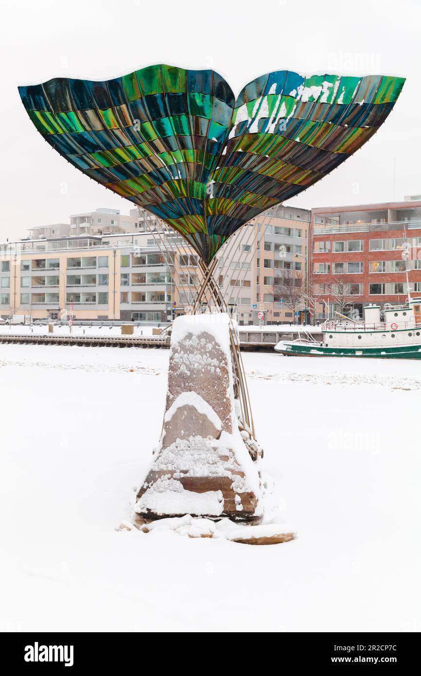 Turku, Finnland - 17. Januar 2016: Harmonia oder Harmony Brunnenskulptur von Achim Kuhn an einem Wintertag, vertikales Foto Stockfoto