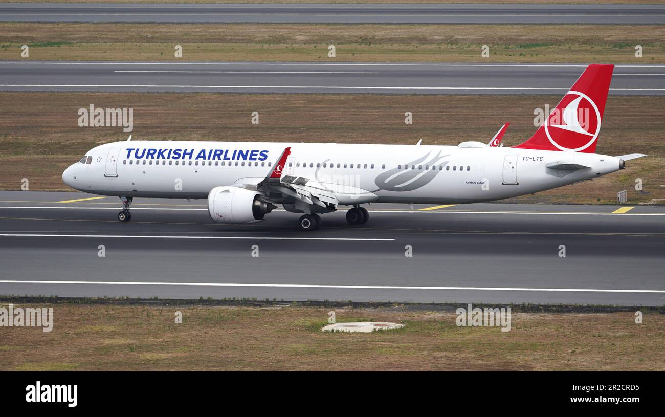 ISTANBUL, TURKIYE - 06. AUGUST 2022: Turkish Airlines Airbus 321-271NX (10143) Landung zum Istanbul International Airport Stockfoto