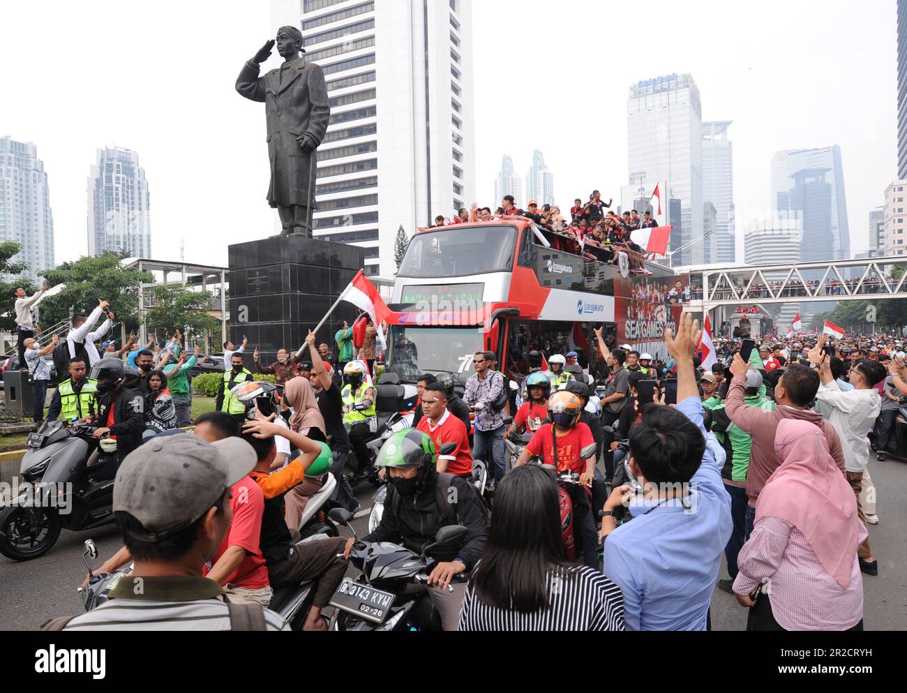 Senayan, Jakarta, Indonesien. 19. Mai 2023. Die Bewohner gratulieren allen Kontingenten, die bei den SEA Games 2023 während einer siegreichen Parade auf Jalan Sudirman, Jakarta, am 19 2023. Mai ausgezeichnet waren. Das indonesische Kontingent gewann bei DEN SEA Games 2023 insgesamt 87 Goldmedaillen, 80 Silbermedaillen und 109 Bronze. Das Ministerium für Jugend und Sport (Kemenpora) würdigt die Leistungen indonesischer Athleten bei DEN SEA Games 2023 und feiert diesen Erfolg mit einer Championsparade. (Kreditbild: © Dasril Roszandi/ZUMA Press Wire) NUR REDAKTIONELLE VERWENDUNG! Nicht für den kommerziellen GEBRAUCH! Stockfoto