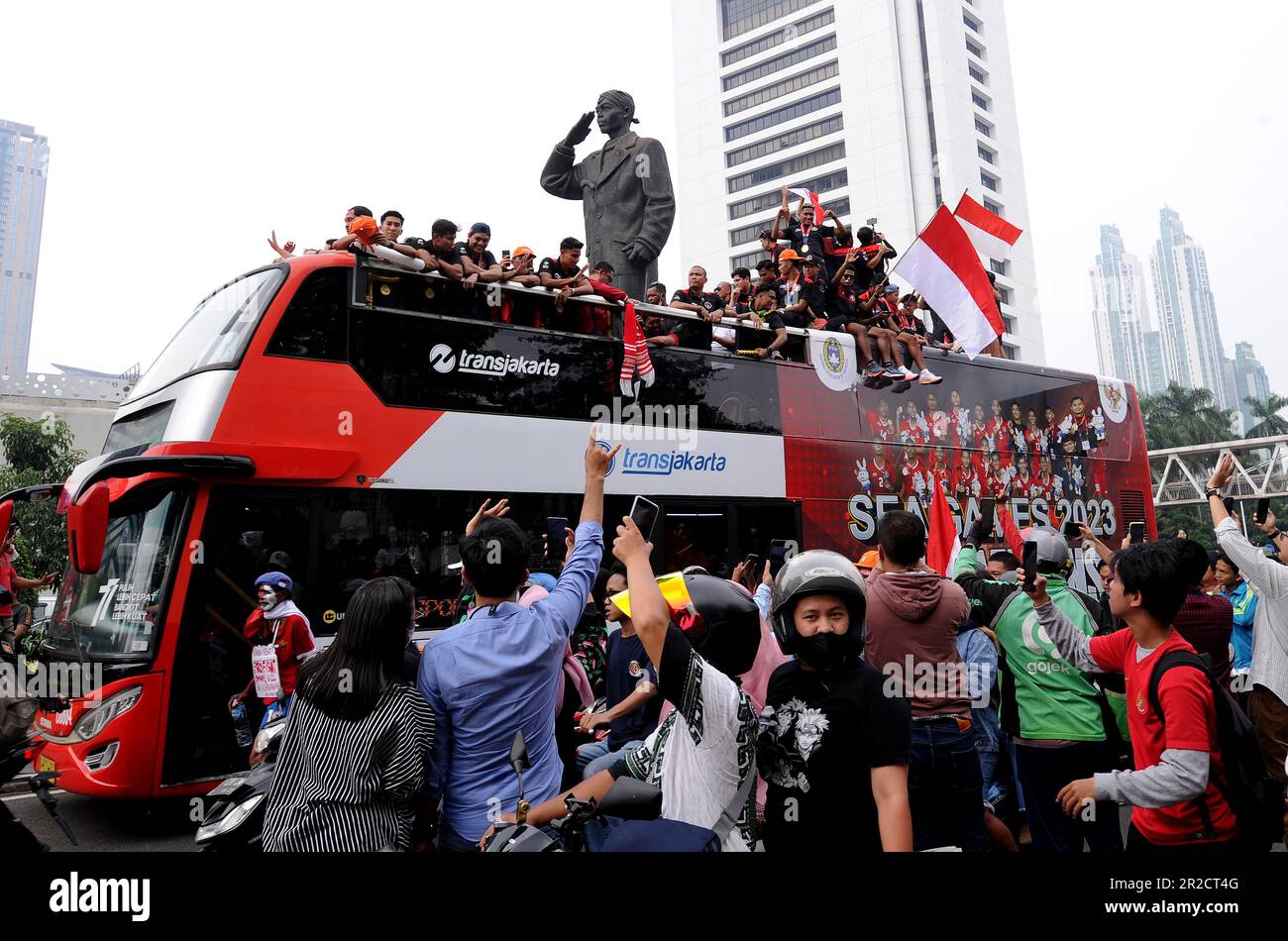 Senayan, Jakarta, Indonesien. 19. Mai 2023. Die Bewohner gratulieren allen Kontingenten, die bei den SEA Games 2023 während einer siegreichen Parade auf Jalan Sudirman, Jakarta, am 19 2023. Mai ausgezeichnet waren. Das indonesische Kontingent gewann bei DEN SEA Games 2023 insgesamt 87 Goldmedaillen, 80 Silbermedaillen und 109 Bronze. Das Ministerium für Jugend und Sport (Kemenpora) würdigt die Leistungen indonesischer Athleten bei DEN SEA Games 2023 und feiert diesen Erfolg mit einer Championsparade. (Kreditbild: © Dasril Roszandi/ZUMA Press Wire) NUR REDAKTIONELLE VERWENDUNG! Nicht für den kommerziellen GEBRAUCH! Stockfoto