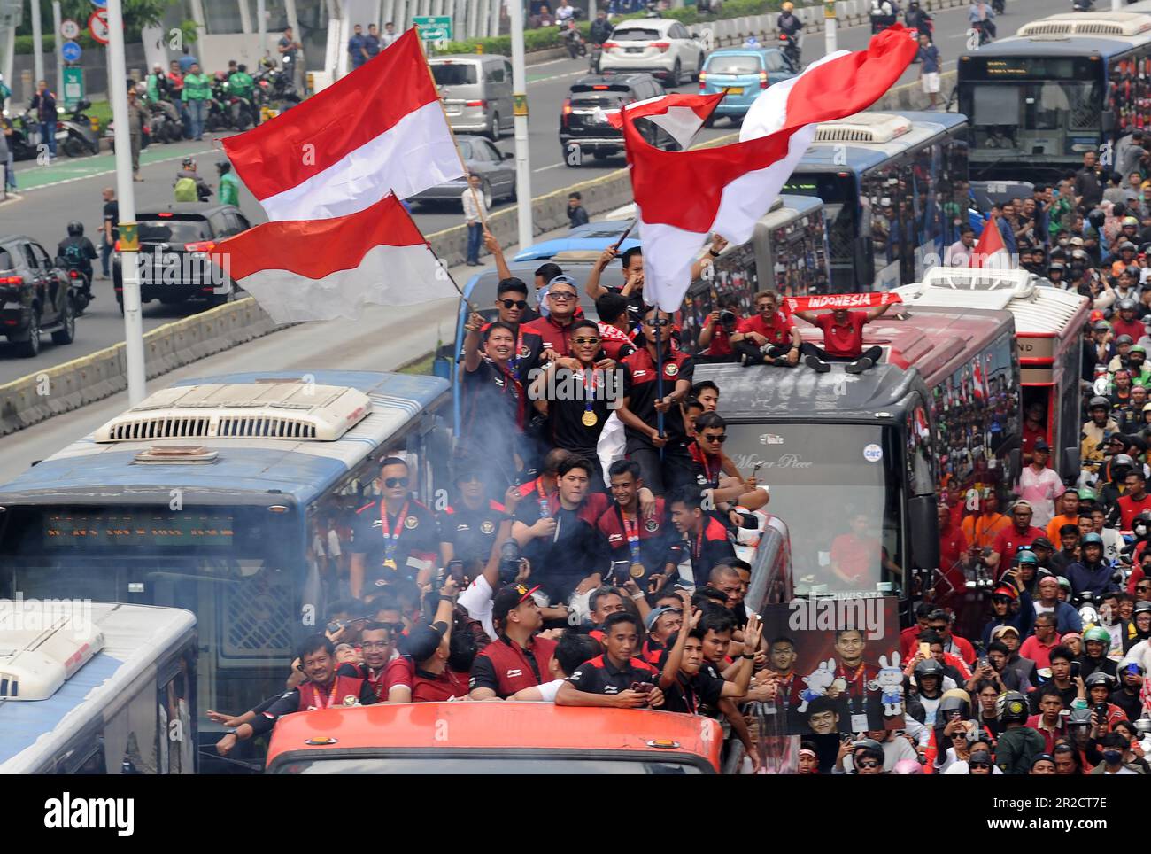 Senayan, Jakarta, Indonesien. 19. Mai 2023. Die Bewohner gratulieren allen Kontingenten, die bei den SEA Games 2023 während einer siegreichen Parade auf Jalan Sudirman, Jakarta, am 19 2023. Mai ausgezeichnet waren. Das indonesische Kontingent gewann bei DEN SEA Games 2023 insgesamt 87 Goldmedaillen, 80 Silbermedaillen und 109 Bronze. Das Ministerium für Jugend und Sport (Kemenpora) würdigt die Leistungen indonesischer Athleten bei DEN SEA Games 2023 und feiert diesen Erfolg mit einer Championsparade. (Kreditbild: © Dasril Roszandi/ZUMA Press Wire) NUR REDAKTIONELLE VERWENDUNG! Nicht für den kommerziellen GEBRAUCH! Stockfoto