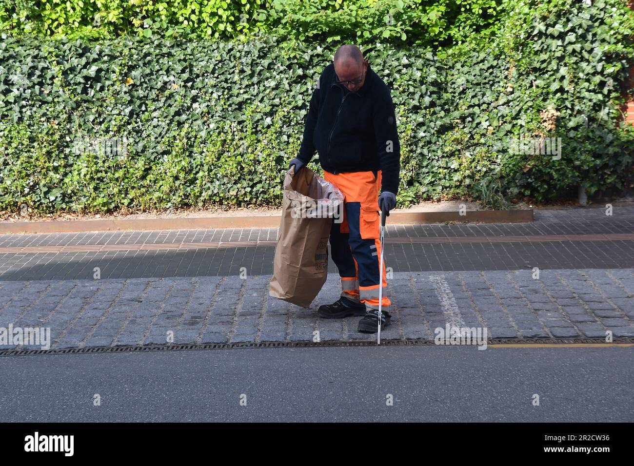 Mai 19, Mai 2023/Gemeinderatsangestellter sammelt kleine Wste von der Straße in Kastrup (Foto.Francis Joseph Dean/Dean Pictures) Stockfoto
