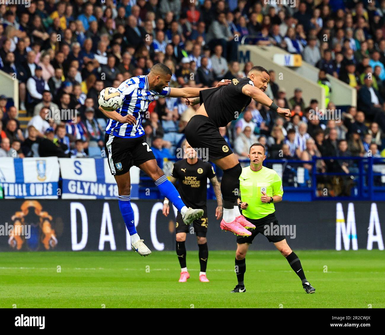 Liam Palmer aus Sheffield Wednesday und Jonson Clarke-Harris aus Peterborough United konkurrieren beim Sky Bet League 1 Play-off-Spiel Sheffield Wednesday vs Peterborough in Hillsborough, Sheffield, Großbritannien, 18. Mai 2023 (Foto von Nick Browning/News Images) Stockfoto