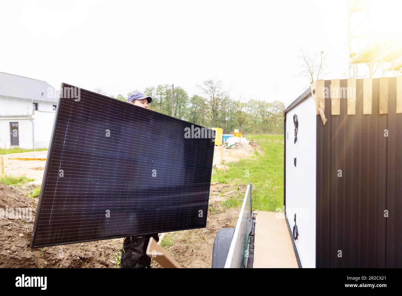 Techniker mit einem neuen Solarmodul für die Installation Stockfoto