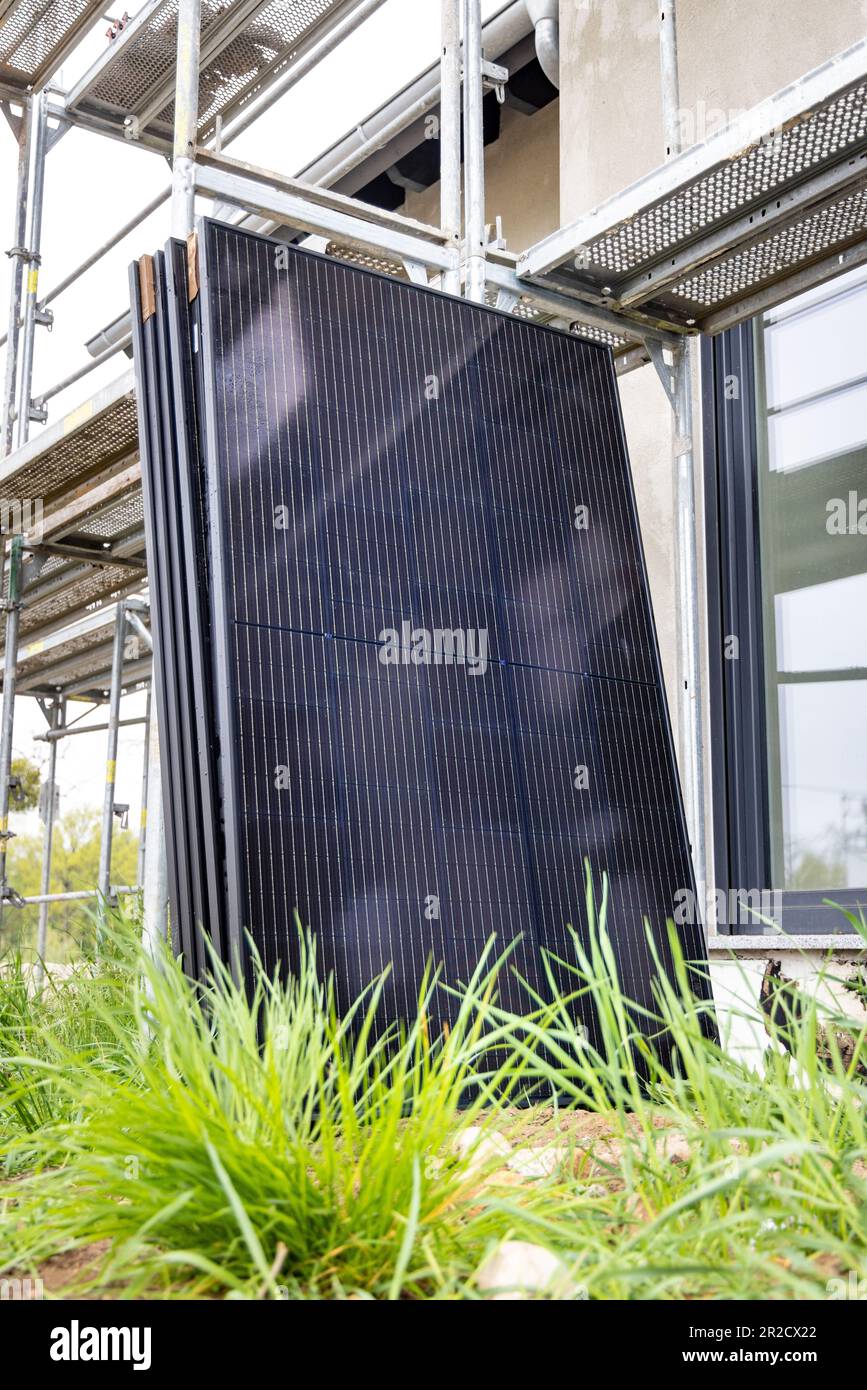 Solarpaneele auf einer Baustelle vor der Installation Stockfoto