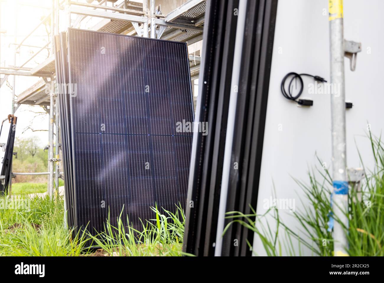 Vor der Installation auf dem Boden platzierte Solarmodule Stockfoto
