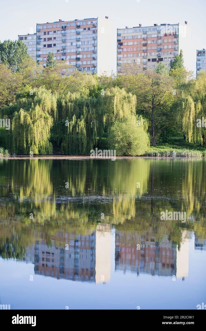 Jezioro Winiary - Gniezno, Polen - Wasserreflexionen, Wohnhaus aus Beton, in einem See reflektiert. Stockfoto