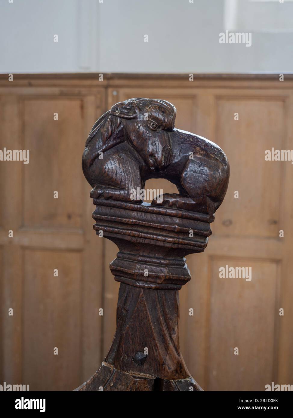 Geschnitzte Holzbänke mit einem Lamm, Nikolaikirche, Denston, Suffolk; gestohlen 1972 und zurückgegeben 2018, nachdem sie auf Auktionsgelände gefunden wurde Stockfoto