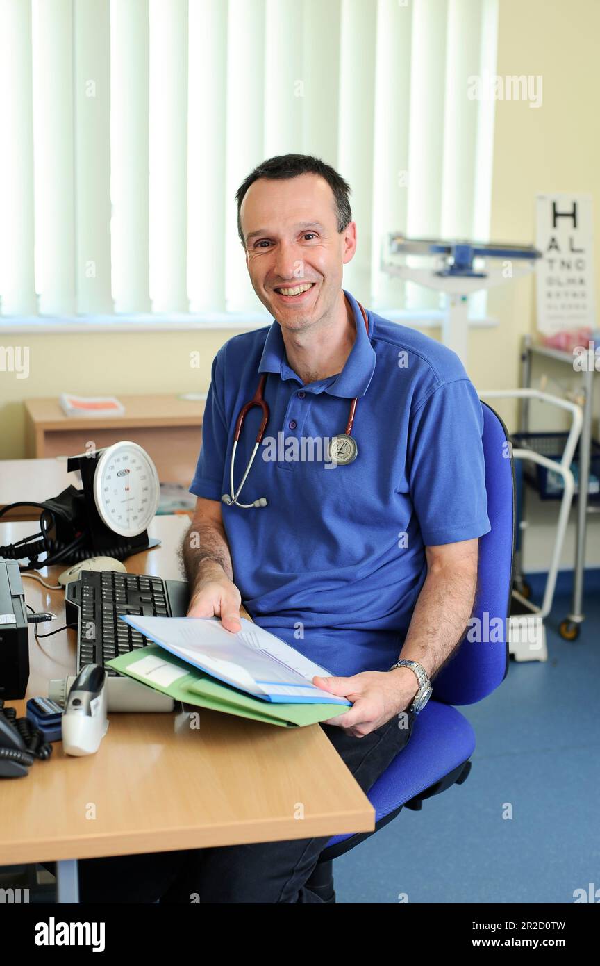 Ein NHS-Hausarzt, der in seiner Allgemeinchirurgie abgebildet wurde. North Devon, England, Großbritannien Stockfoto