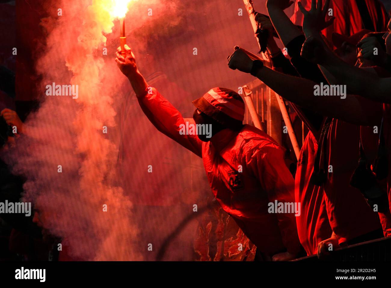 BayArena Leverkusen Deutschland 18.5.2023 Fußball: Europa League Halbfinale Bein zwei, Bayer 04 Leverkusen (B04, rot) vs. AS Roma (ASR, weiß) — Leverkusen Fans hellen Leuchtfackeln Stockfoto