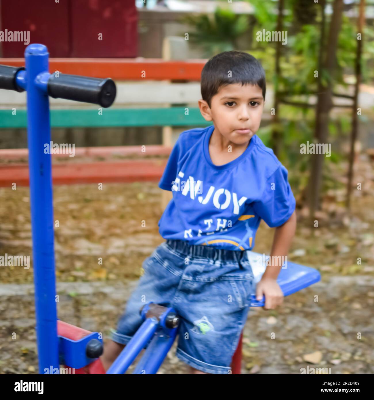 Asiatischer Junge, der morgens im Gesellschaftspark Routineübungen macht. Süße Bewegung und Fitness für kleine Kinder, um sich fit fürs Leben zu halten. Kinderarbeit Stockfoto