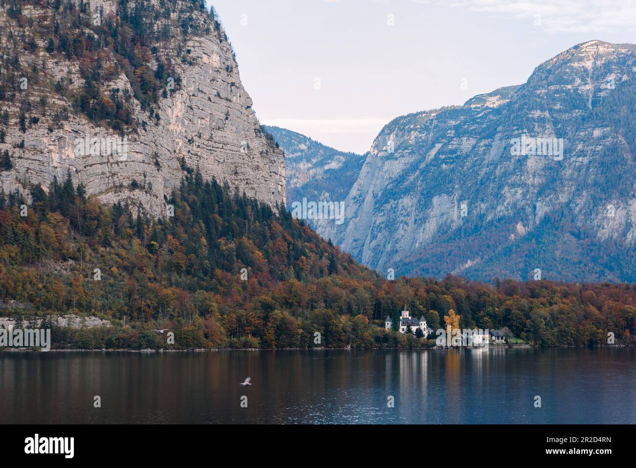Die Stadt ist vom Hallstatt-See und den Alpen umgeben Stockfoto