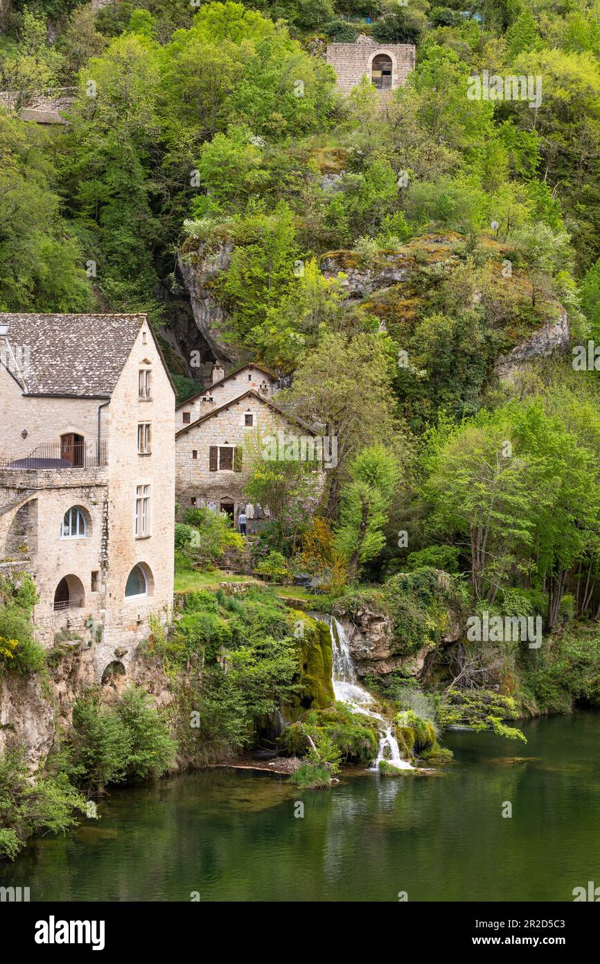 Landschaft mit wunderschöner Natur am Saint-Chély-du-Tarn und dem Fluss Tarn Stockfoto