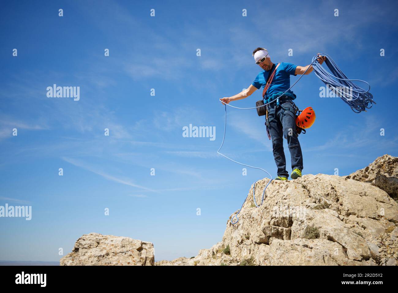 Kletterer, der das Seil auf dem Gipfel des Palomera Peak aufnimmt. Stockfoto