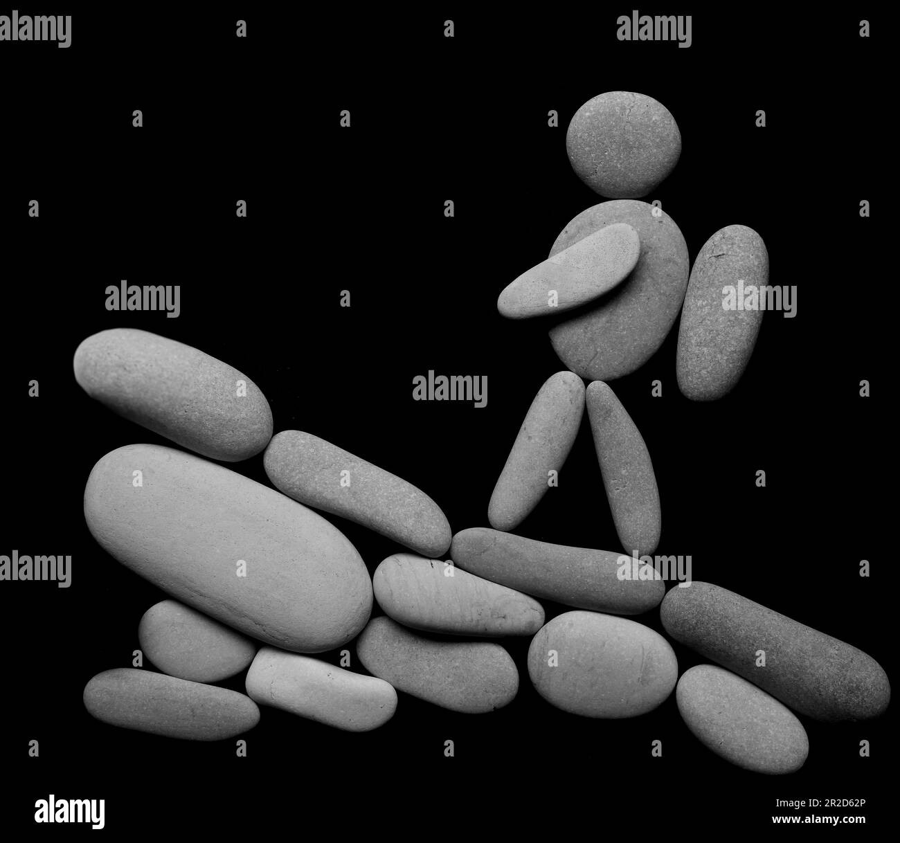 Ein Wandermann klettert mit einem schweren Rucksack auf den Berg. isol Stockfoto