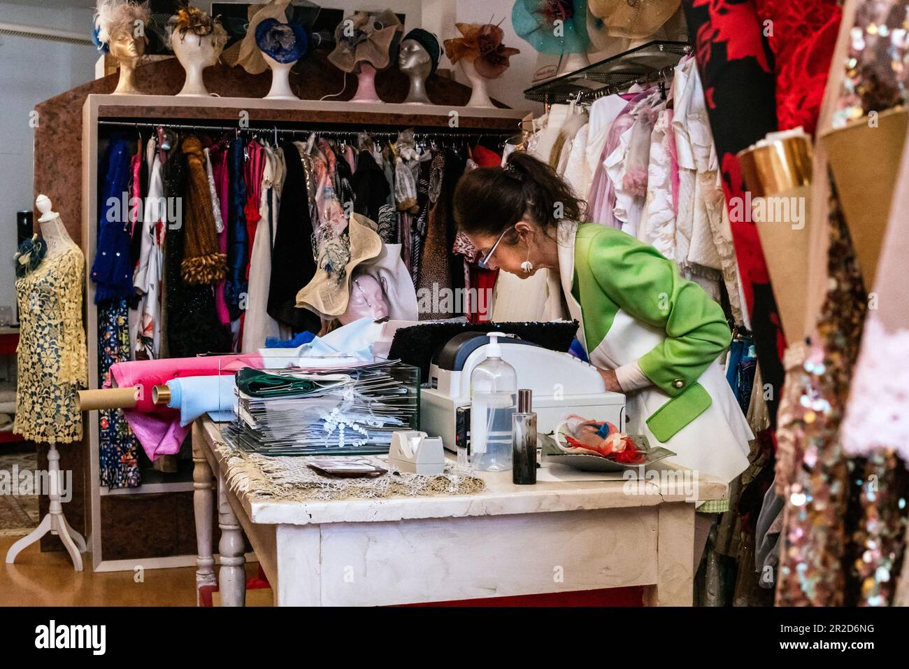 Schneiderin macht Notizen in ihrer Kleidung und Nähwerkstatt Stockfoto