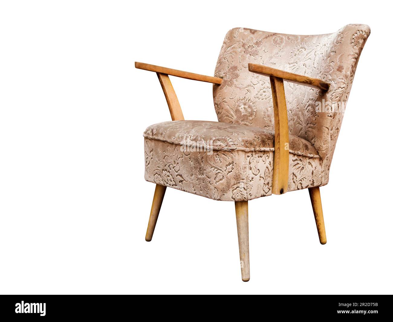 Dreiviertelblick auf einen alten Sessel mit Armlehnen aus Hartholz und abgenutzten Polstern, isoliert auf Weiß. Stockfoto