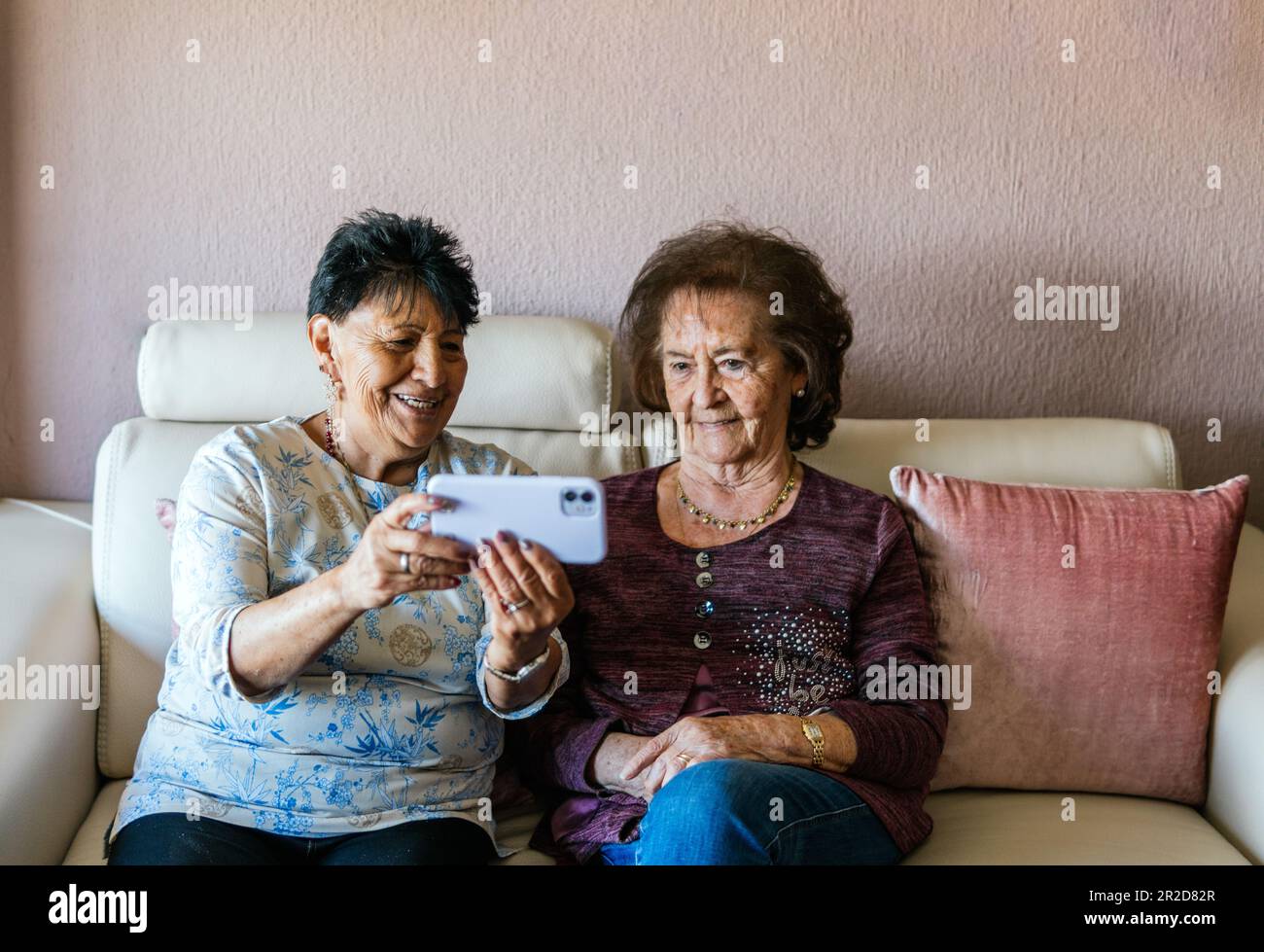 Zwei alte Frauen machen ein Selfie mit ihrem Smartphone Stockfoto