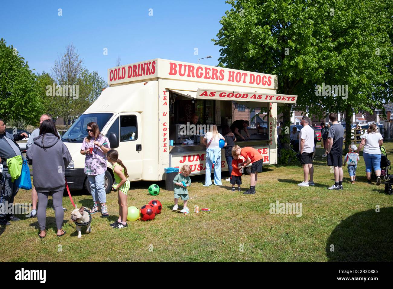 Burger und Hot Dogs im Hot-Food-Trailer auf einer örtlichen Sommermesse in Simonswood england Stockfoto