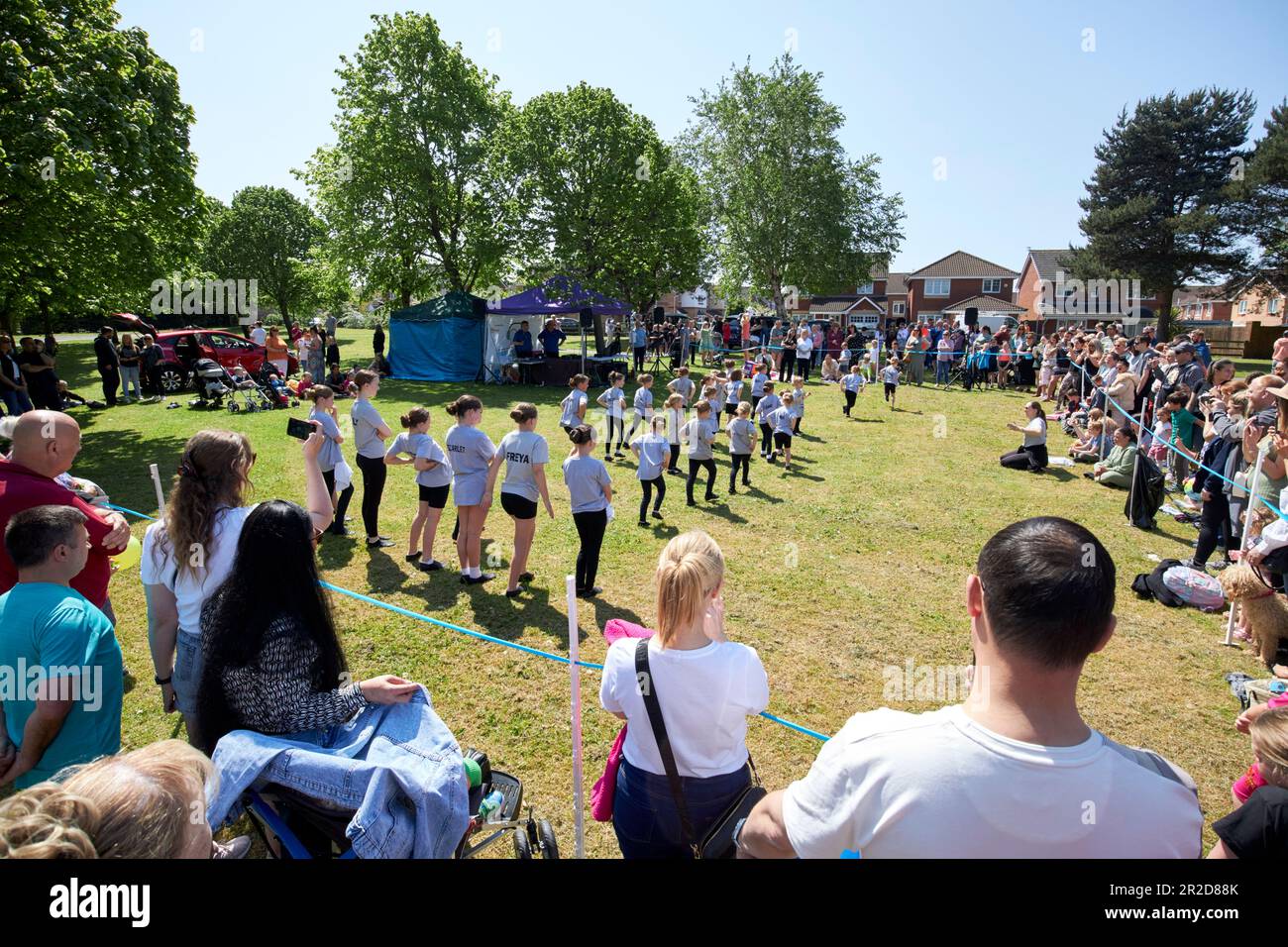 Tanzgruppe für junge Kinder tritt auf einer lokalen Sommermesse Simonswood england uk auf Stockfoto