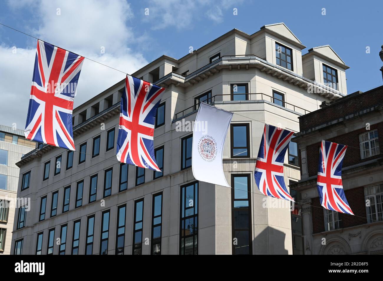 Union Jack-Dekorationen zur Krönung von König Charles III., The Strand, London, Großbritannien Stockfoto