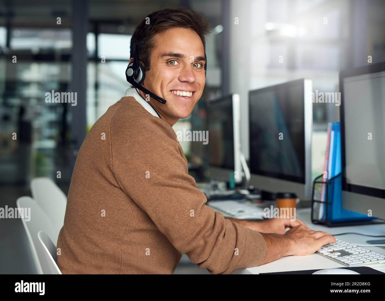 Kundensupport, Telemarketing und Porträt eines Mannes im Büro, der Online-Beratung am Computer durchführt. Technologie, kontaktieren Sie uns und das Callcenter für Männer Stockfoto