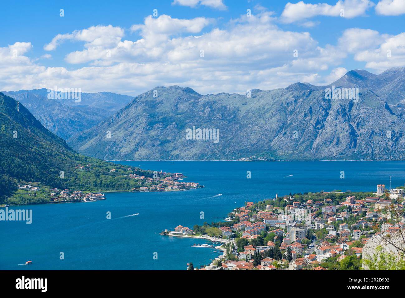 Wunderschöne Aussicht auf die Stadt und die Bucht von Kotor. Montenegro Stockfoto