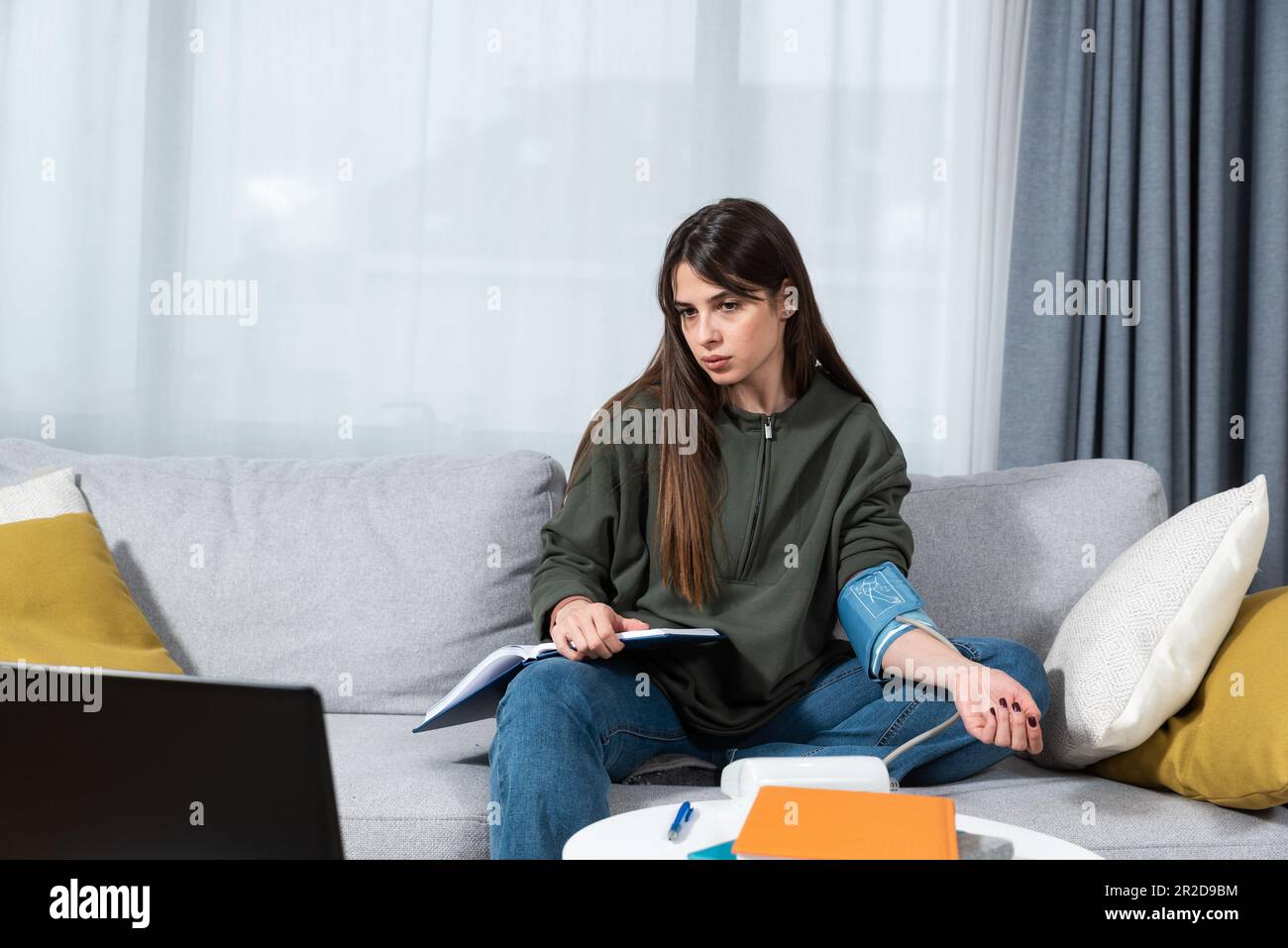 Schwache kranke Millennials Geschäftsfrau, die auf dem Sofa im Wohnzimmer sitzt, fühlt sich schwindlig Migräne Kopfschmerzen leiden an Schlafstörungen. Junge Frau Stockfoto