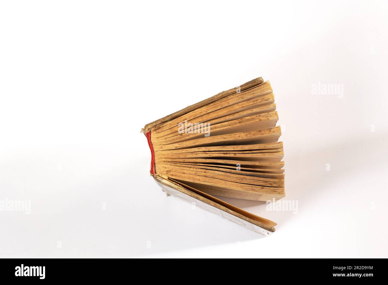 Altes Buch auf weißem Hintergrund, Draufsicht Stockfoto
