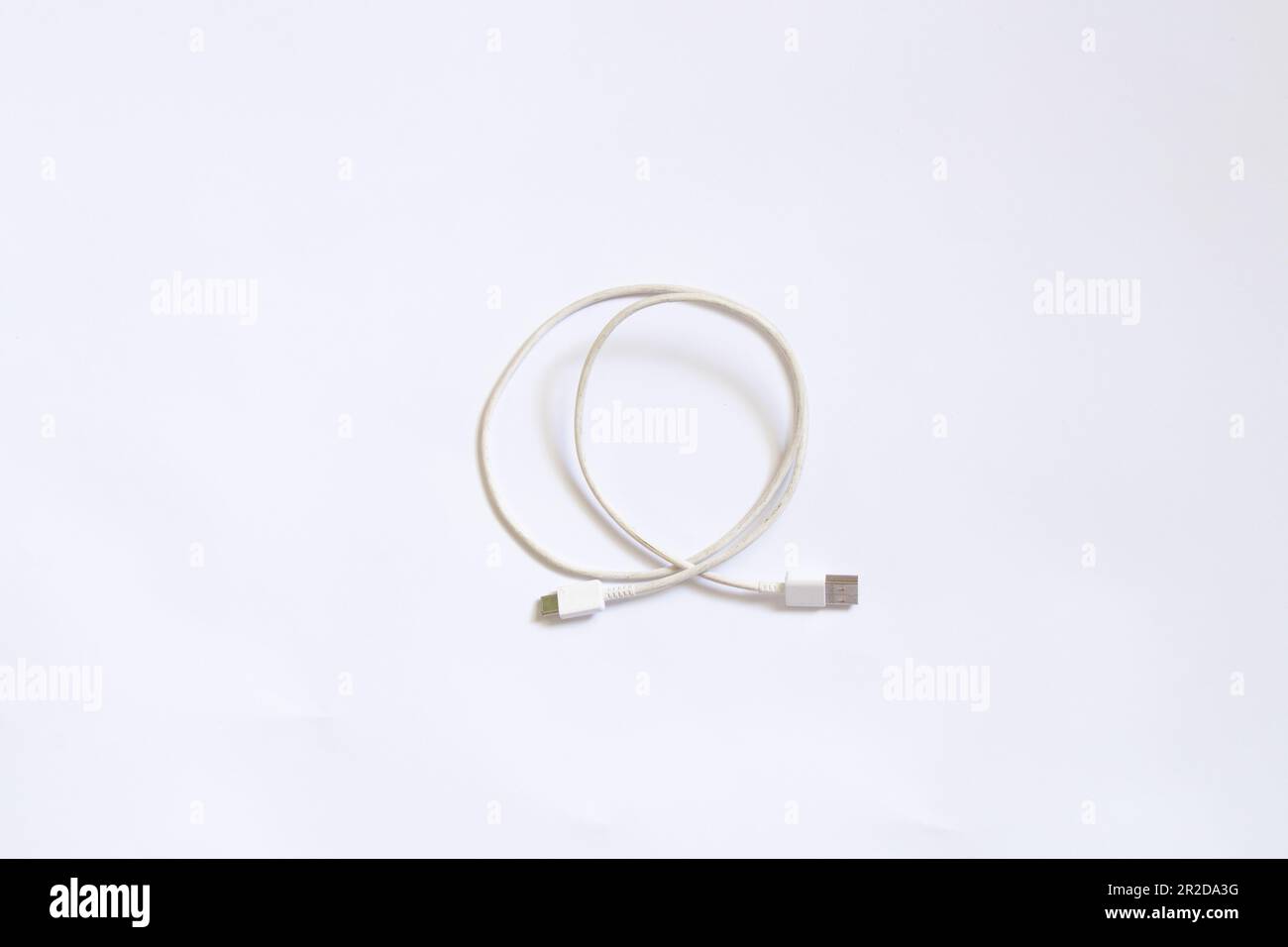 Ladegerät für das Telefon auf weißem Hintergrund Stockfoto