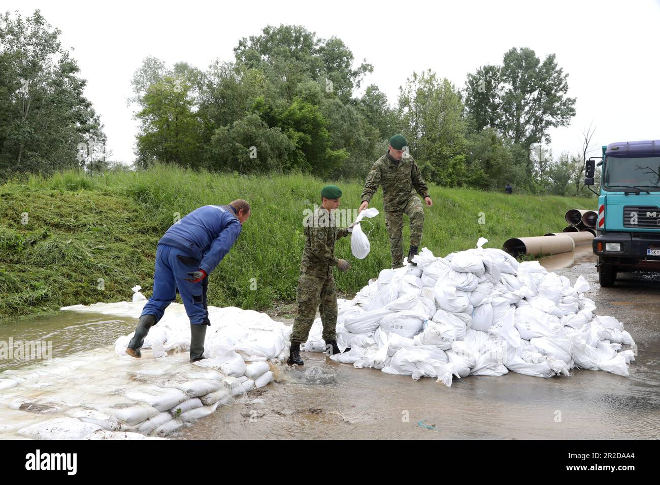 Petrinja, Kroatien. 19. Mai 2023. Der Kupa-Fluss brach durch das Abwassersystem und die Armee wurde entsandt, um den Ort zu sichern, an dem das Wasser in Petrinja, Kroatien, am 19. Mai 2023 brach. Foto: Edina Zuko/PIXSELL Credit: Pixsell/Alamy Live News Stockfoto
