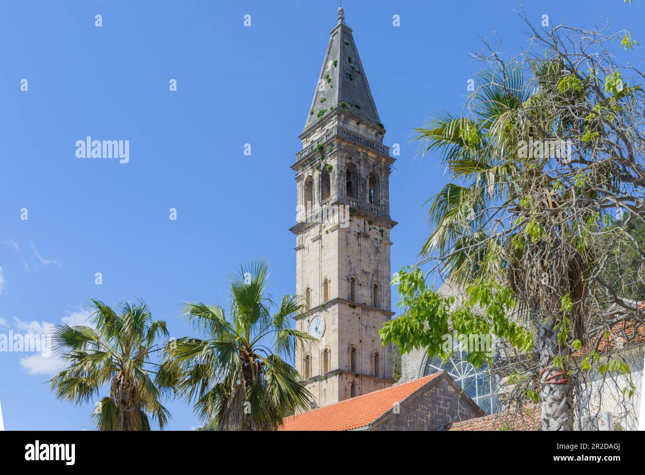 Glockenturm der Nikolaikirche in Perast. Montenegro Stockfoto