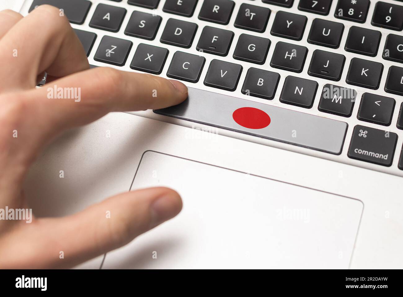 Nahansicht auf weißer konzeptioneller Tastatur – Japan (Taste mit Flagge) Stockfoto