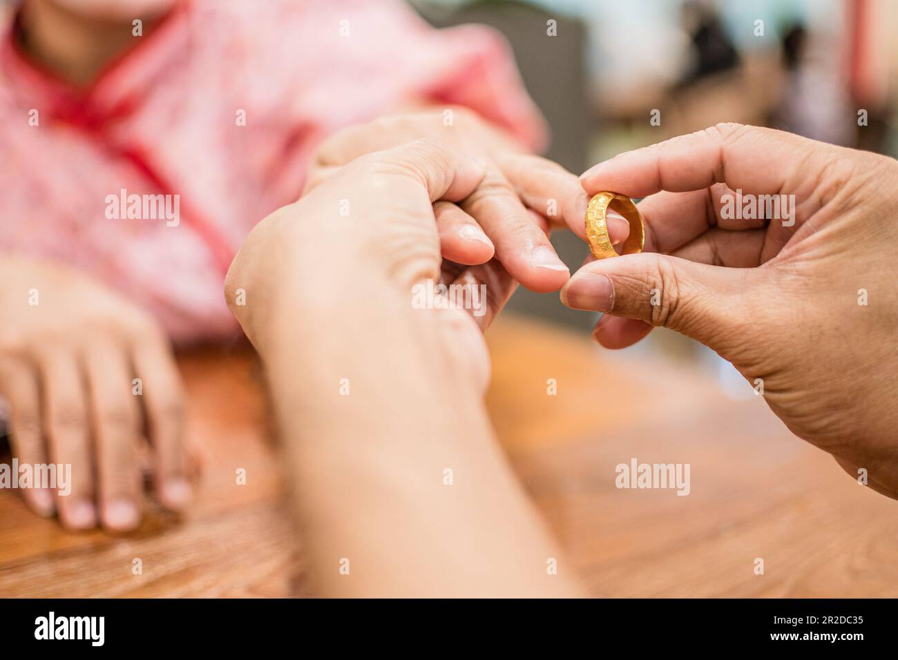 Ein Mann trägt einen Verlobungsring, um in einem Einkaufszentrum einen  Heiratsantrag zu machen, der seine Liebe glücklich ausdrückt. Das Konzept  für Valentinstag, Heirat, Verlobung Stockfotografie - Alamy