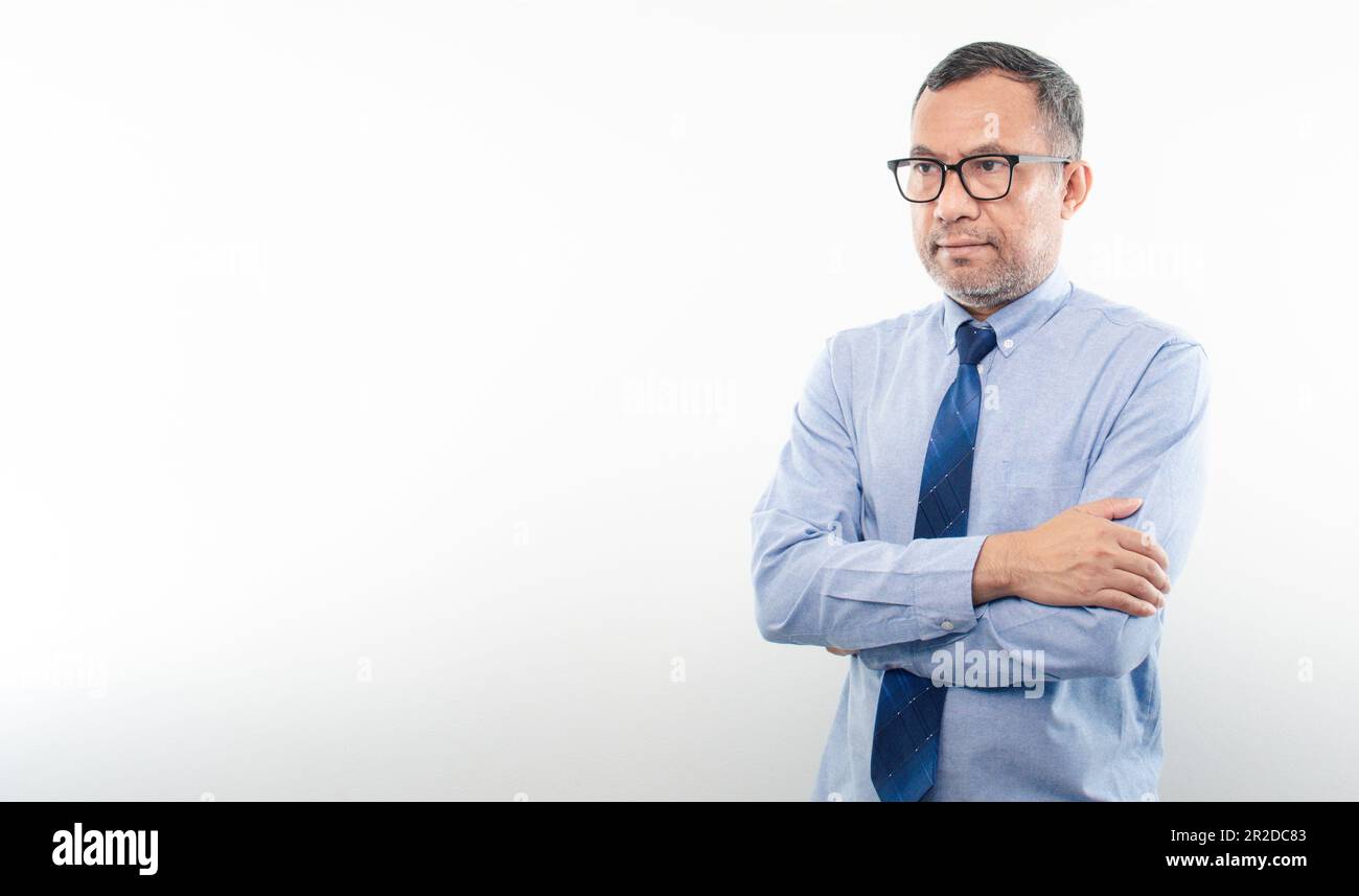 40-50 Jahre alter asiatischer Geschäftsmann verschränkte seine Arme und lächelte glücklich, nachdem er erfolgreich in Finanzen, Banken, Immobilien, Öl, Erdöl investiert hatte. Co Stockfoto