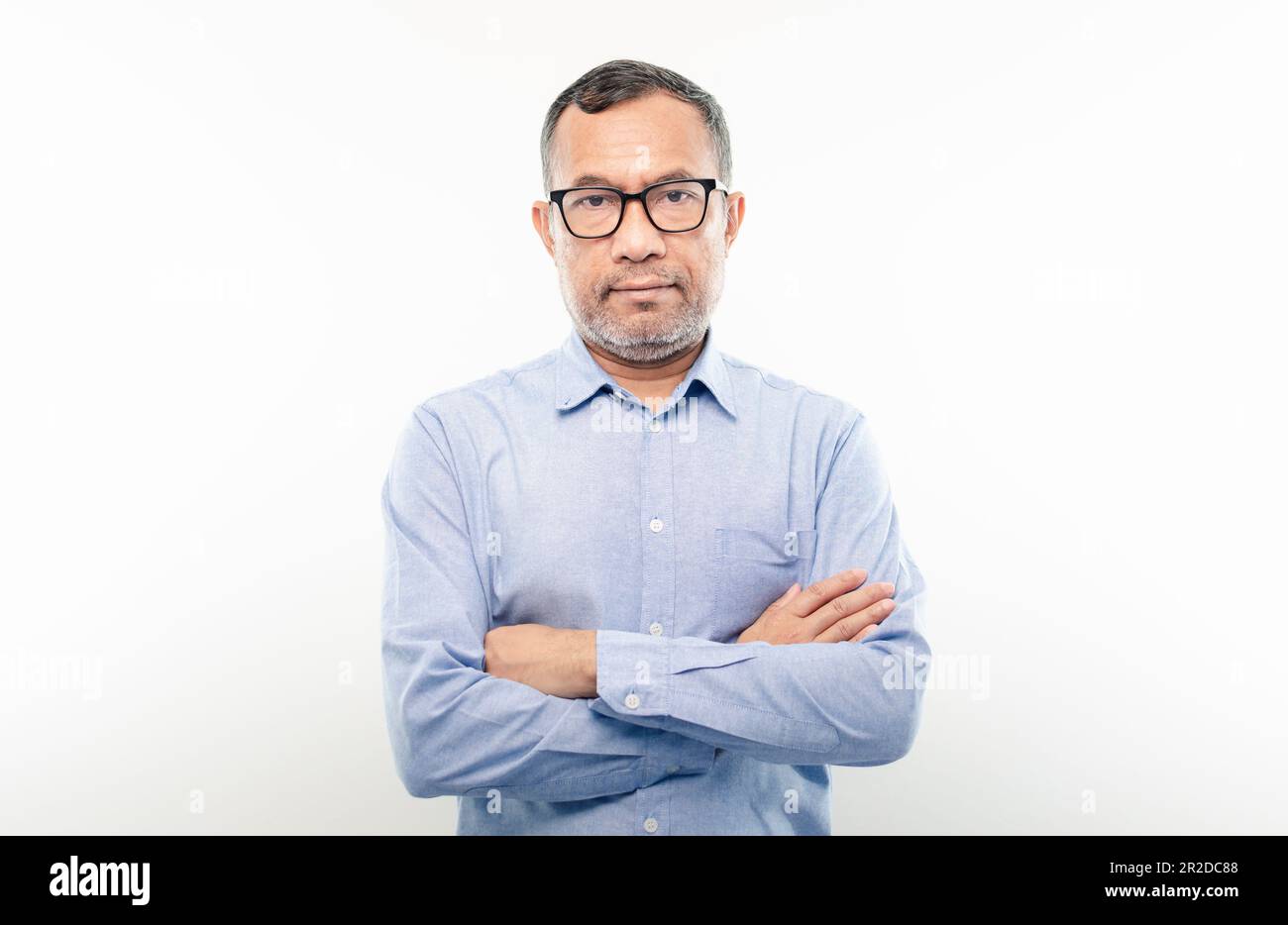 40-50 Jahre alter asiatischer Geschäftsmann schaut in die Kamera, faltete seine Arme und lächelte glücklich, nachdem er erfolgreich in Finanzen, Banken und Immobilien investiert hatte. Stockfoto