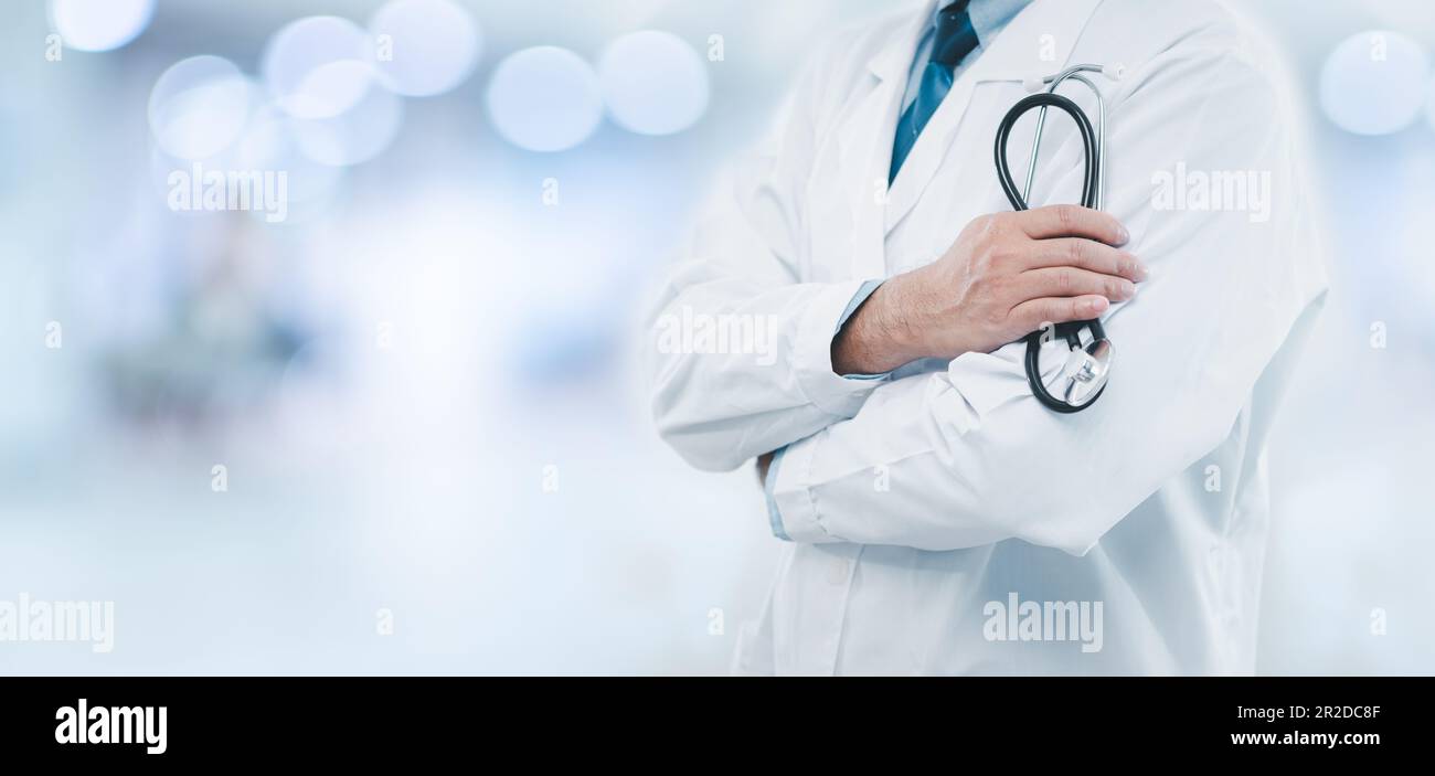 Arzt Mann im Stehen und Halten Stethoskop im Krankenhaus