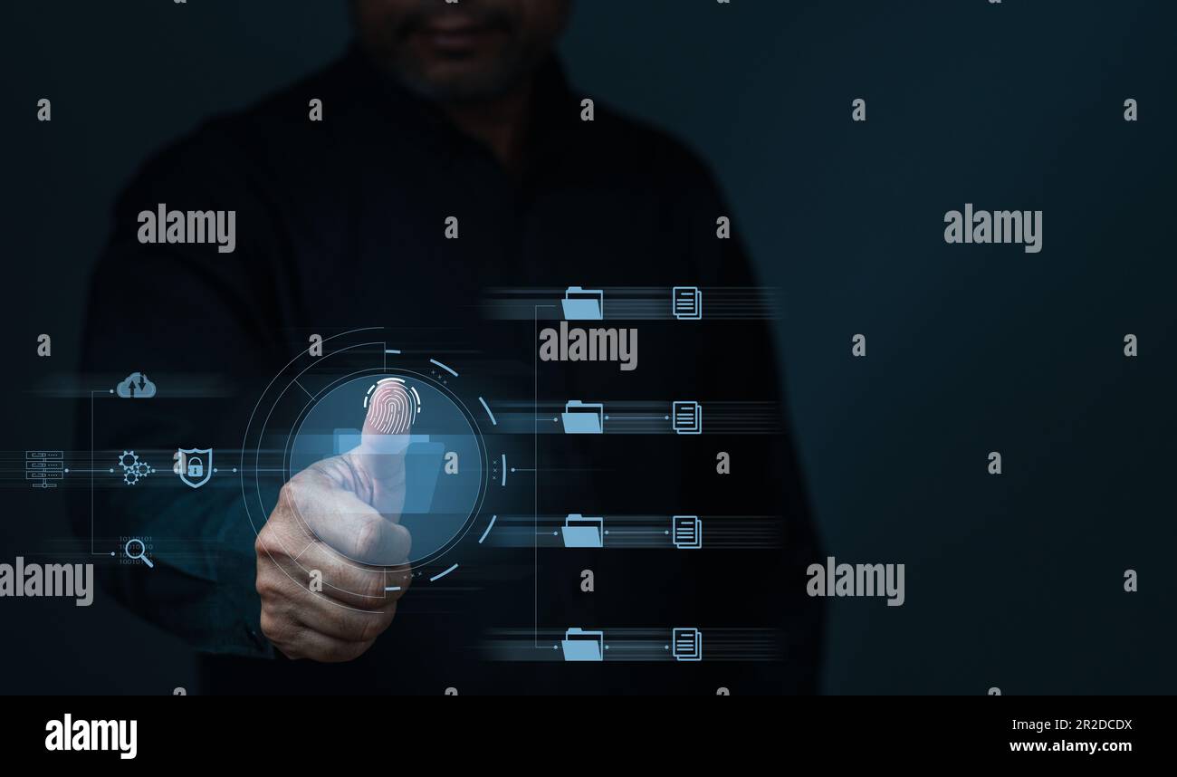 Geschäftsmann, der Technologie mit virtuellem Bildschirm nutzt. Effiziente Datenverarbeitung und Dateiverwaltung im Internet. Online-Dokumentendatenbank System A Stockfoto
