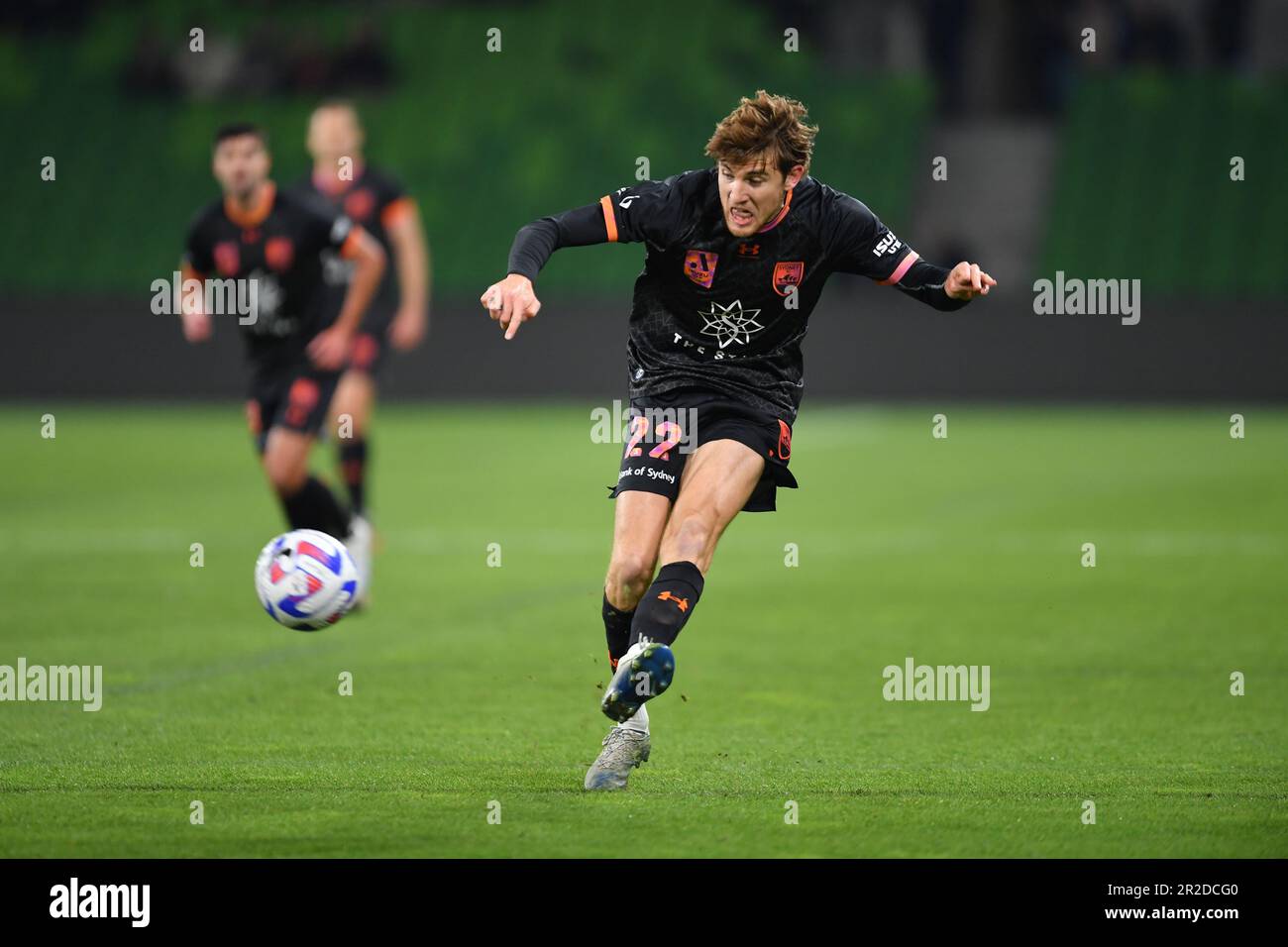 Melbourne, Australien. 19. Mai 2023, Isuzu UTE A-League Finals Series, Melbourne City gegen Sydney FC. Im Bild: Der Mittelfeldspieler Max Burgess des FC Sydney schießt im AAMI Park in Melbourne auf das Stadttor zu. Kredit: Karl Phillipson/Alamy Live News Stockfoto