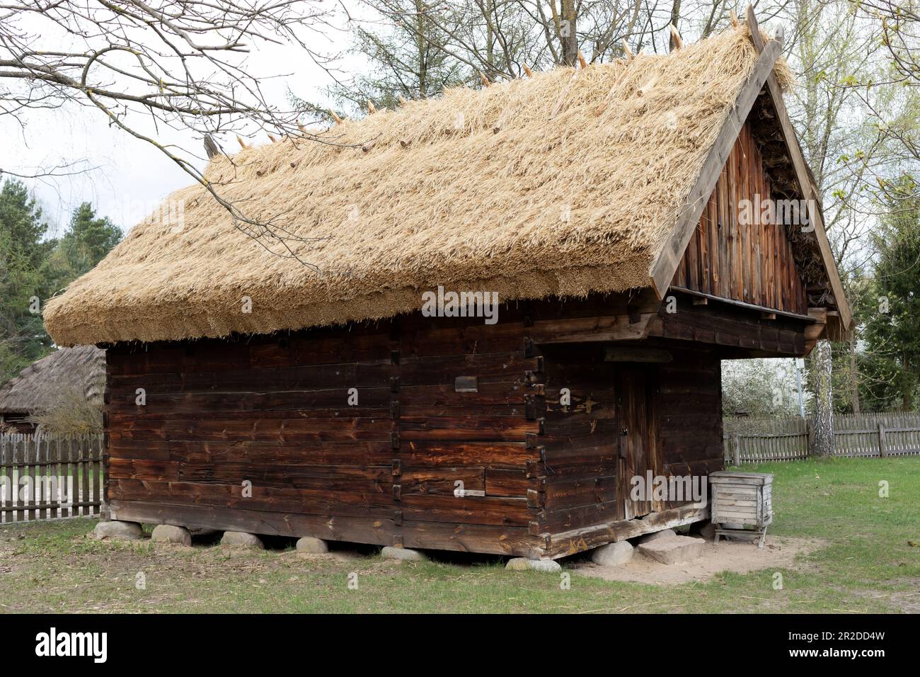 Holzhütte Mit Stroh, Strohdach In Meadow, Freiluft. Bungalow Bau im ländlichen osteuropäischen Raum, Dorf. Horizontale Querformatebene Stockfoto