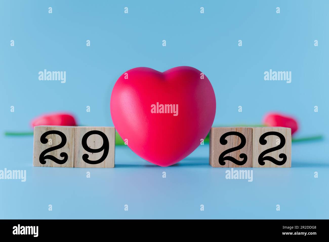 29. September 2022, World Heart Day ist ein Bewusstsein Kardiologie Arzt hilft Patienten Pflege Blutspende Konzept, rotes Herz auf blauem Hintergrund und Kopierbereich, Stockfoto