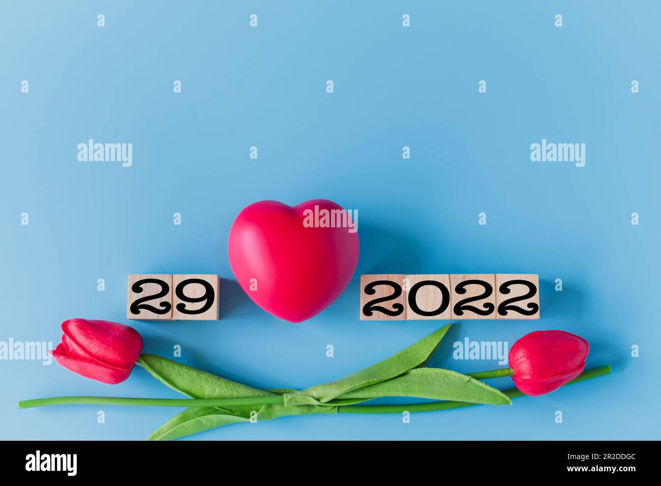 29. September 2022, World Heart Day ist ein Bewusstsein Kardiologie Arzt hilft Patienten Pflege Blutspende Konzept, rotes Herz auf blauem Hintergrund und Kopierbereich, Stockfoto