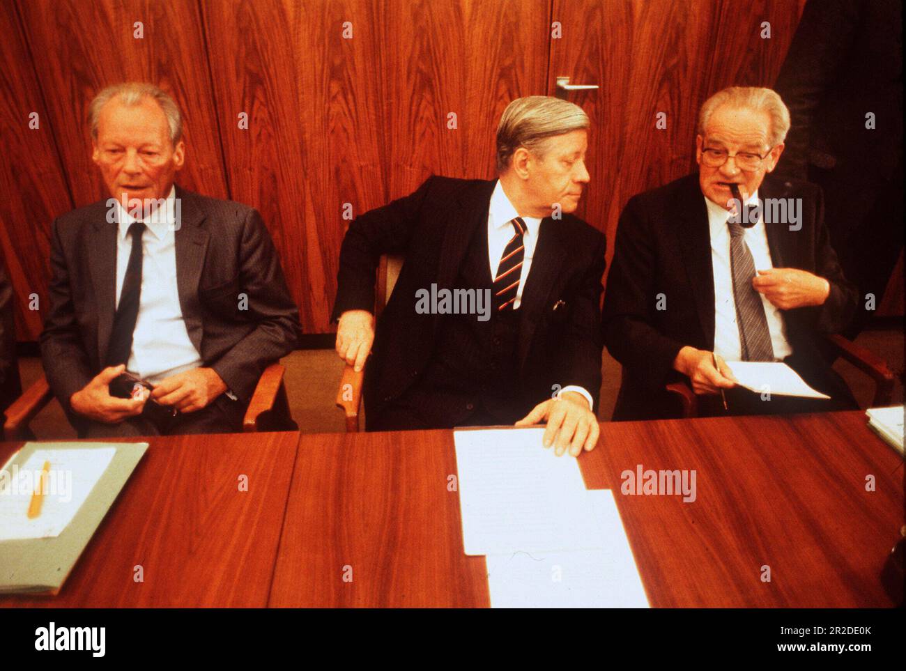 ARCHIVFOTO: Die SPD wird am 23. Mai 2023, 160 SN08129823POL.jpg, POLITIK, EHEMALIGER KANZLER HELMUT SCHMIDT . Der ehemalige Hamburger Innere Senator (1961-1965) war ab 1969-1972 Bundesminister für Verteidigung und von 1972-1974 Bundesminister für Finanzen. Nach Willy Brandts Rücktritt 1974 wurde Schmidt Kanzler. Ein konstruktives Misstrauensvotum im Jahr 1982 führte zu seinem Untergang. Sein Nachfolger im Amt des Kanzlers war Helmut Kohl (CDU). Unser Bild zeigt Helmut SCHMIDT mit dem Vorsitzenden der SPD-Fraktion Herbert WEHNER (rechts) und dem SPD-Parteiführer Willy BRANDT an diesem Tag Stockfoto