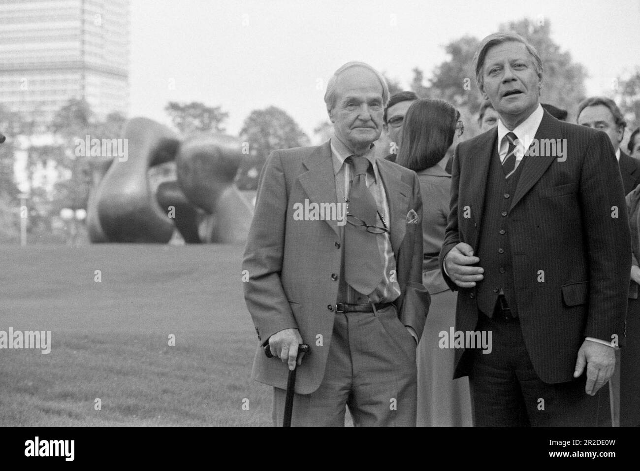 ARCHIVFOTO: Das SPD wird am 23. Mai 2023 160 Jahre alt sein, Henry MOORE (links), GBR, Künstler, Bildhauer, Zeichner, hier im Bundeskanzleramt Bonn, 19. Oktober 1978, halbe Zahl, halbe Zahl, B/W-Schuss, bei der Übergabe seiner Skulptur "große zwei Formen" im Hintergrund an Bundeskanzler Helmut SCHMIDT, SPD? Stockfoto