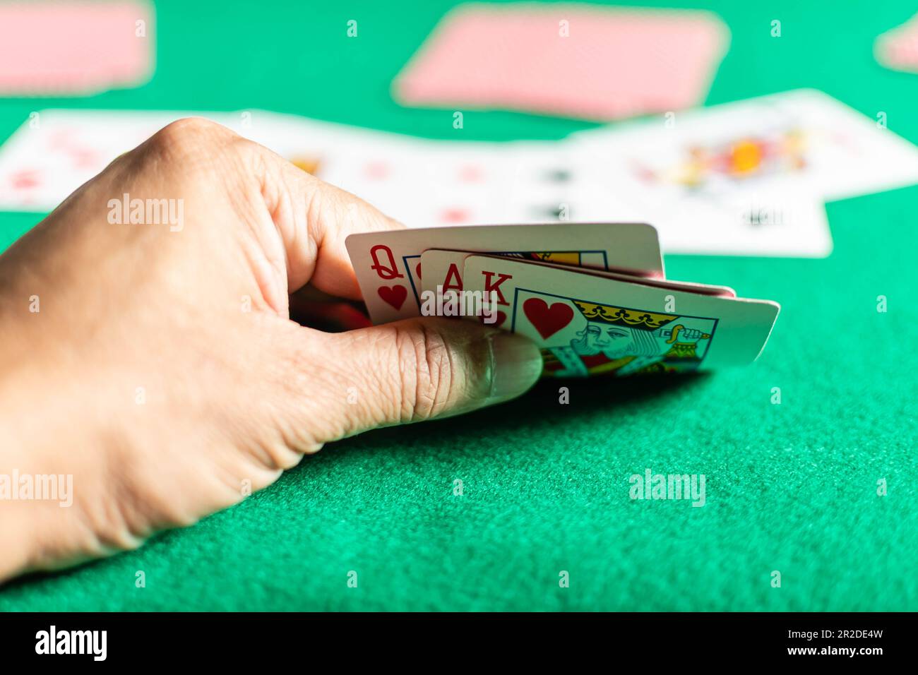Songkhla, Hatyai, Thailand 12. März 2022: Nahaufnahme, Handkarten von Männern in Rommys Spiel auch als Kartenspiel bezeichnet. Unscharfer Hintergrund Stockfoto