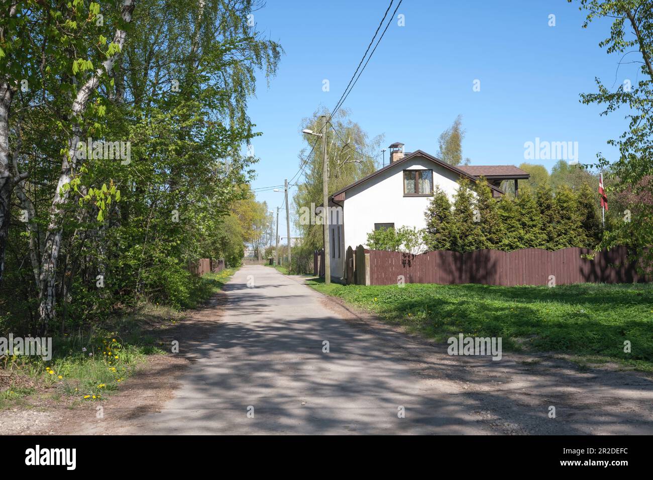 Schotterstraße auf der idyllischen Insel Daugava, Riga, Lettland Stockfoto