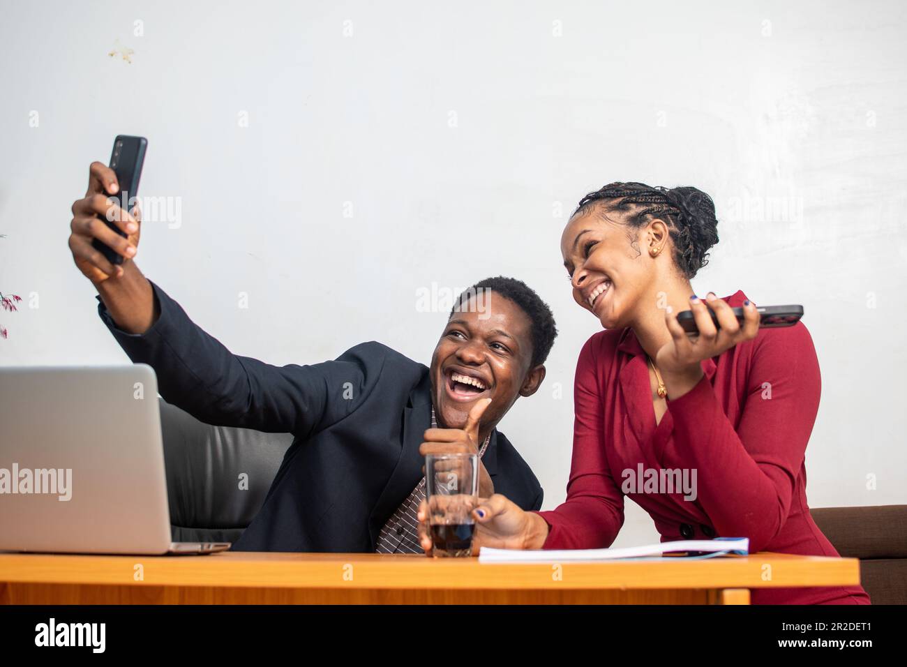 afrikanische Geschäftskollegen machen ein Selfie im Büro Stockfoto